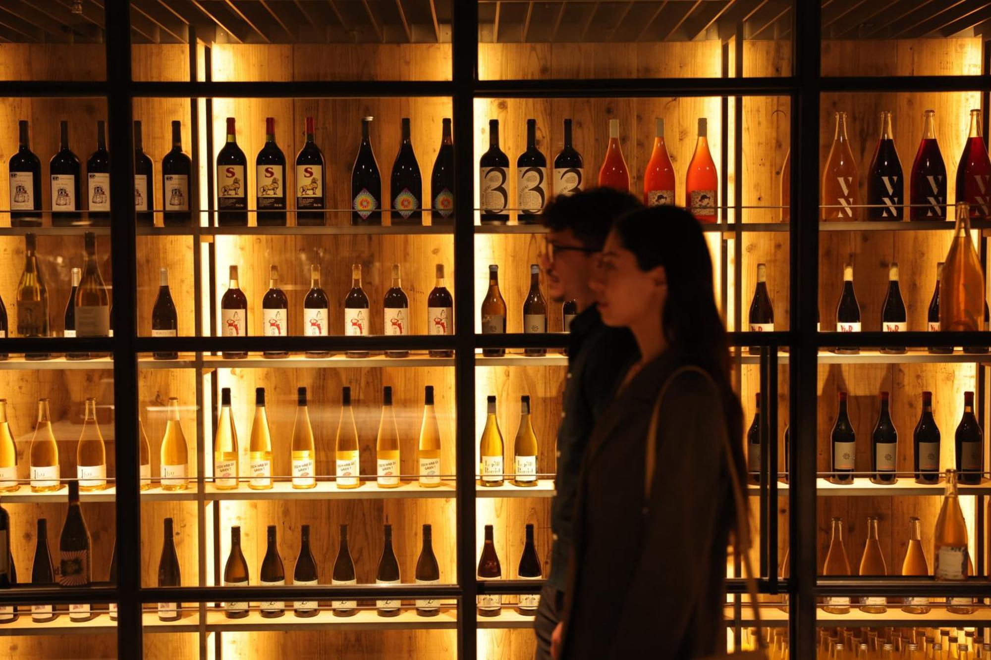 Nohga Hotel Kiyomizu Kyōto Esterno foto Wine bottles in a wine shop