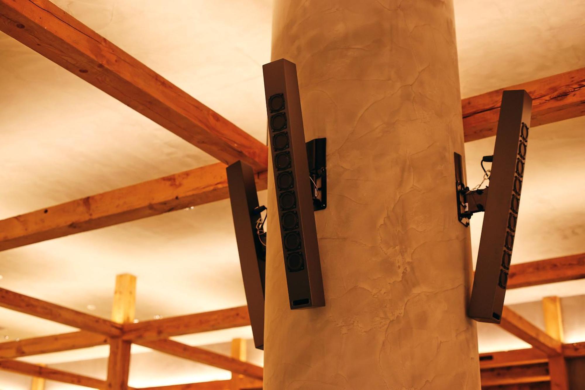 Nohga Hotel Kiyomizu Kyōto Esterno foto A pair of line array loudspeakers mounted on a column
